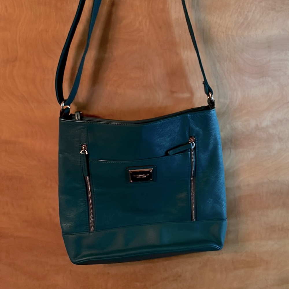 Very nice, clean shoulder bag.